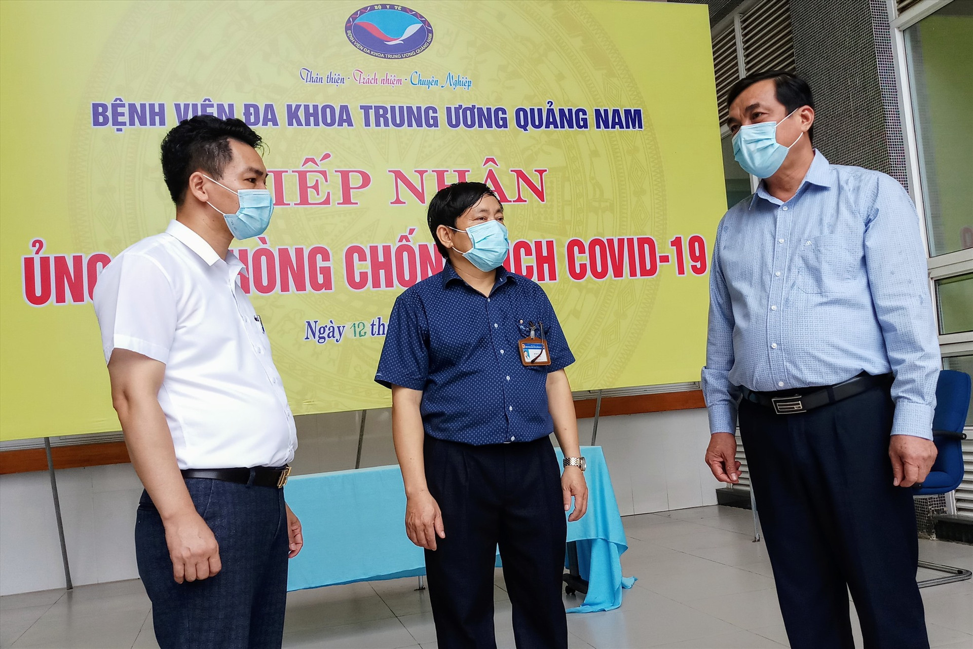 Bí thư Tỉnh ủy Phan Việt Cường thăm hỏi, động viên các cán bộ, nhân viên y tế Bệnh viện Đa khoa Trung ương Núi Thành trong công tác điều trị, chăm sóc bệnh nhân Covid-19. Ảnh: A.N