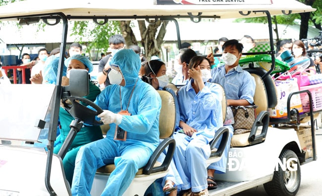 Xe chở bệnh nhân từ trong khu điều trị ra sảnh bệnh viện dã chiến Hòa Vang để làm thủ tục xuất viện. Ảnh: PHAN CHUNG