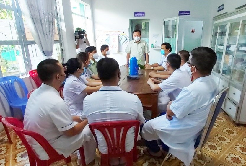 Đại Lộc gặp mặt đội ngũ y bác sĩ tỉnh Phú Thọ đến địa phương hỗ trợ chống dịch Covid-19. Ảnh: NHẬT DUY