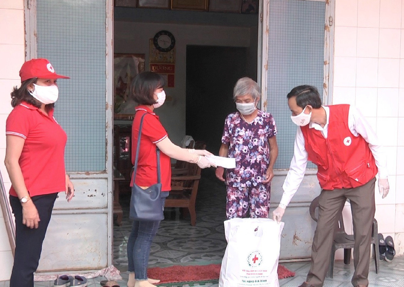 Hội Chữ thập đỏ trao quà tận nhà cho người dân bị ảnh hưởng bởi dịch Covid – 19. ảnh DT