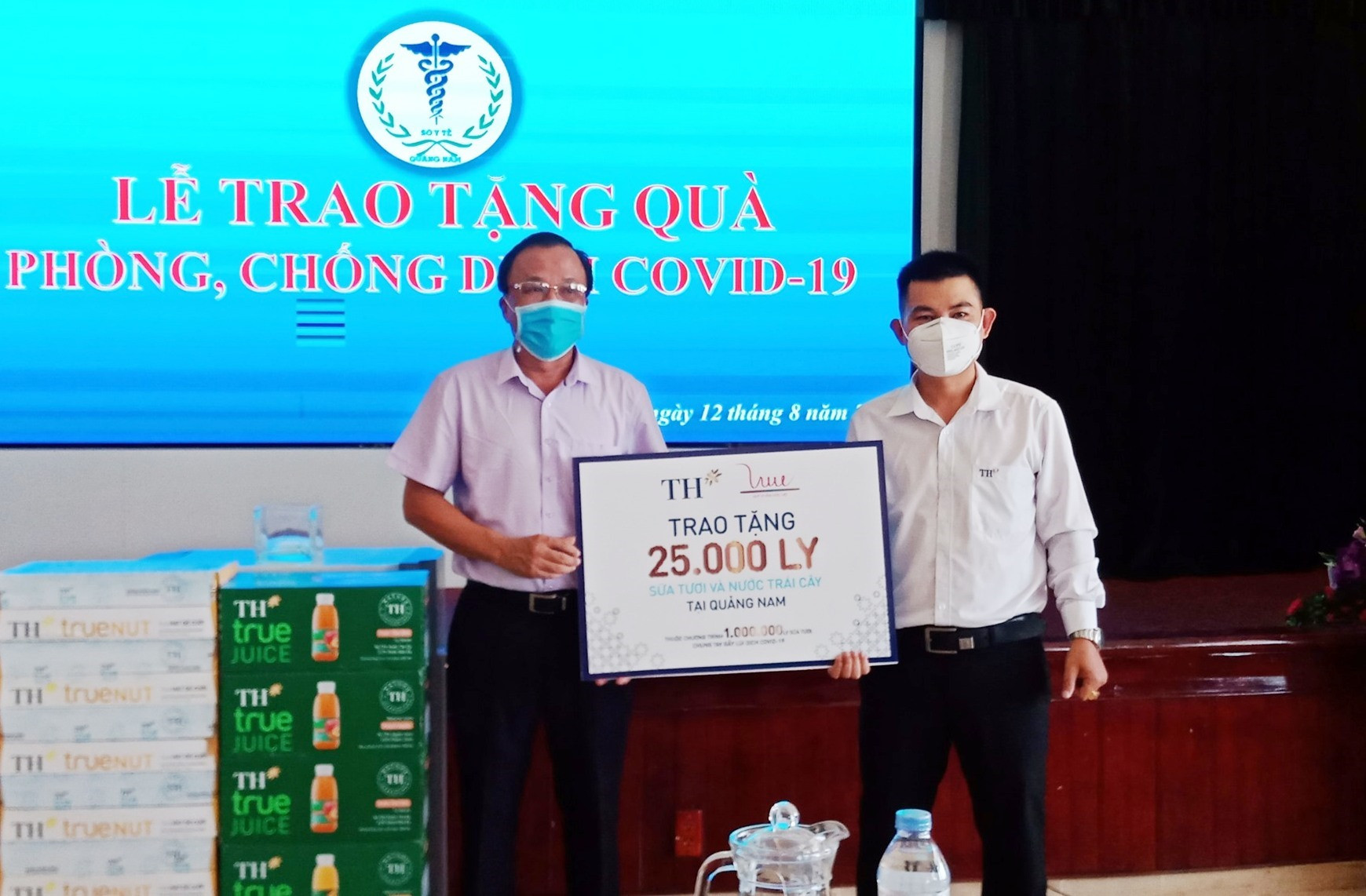 Tập đoàn TH True Milk trao tặng 25 nghìn ly sữa tươi và nước trái cây (tương đương 1.000 thùng) đến ngành y tế Quảng Nam.