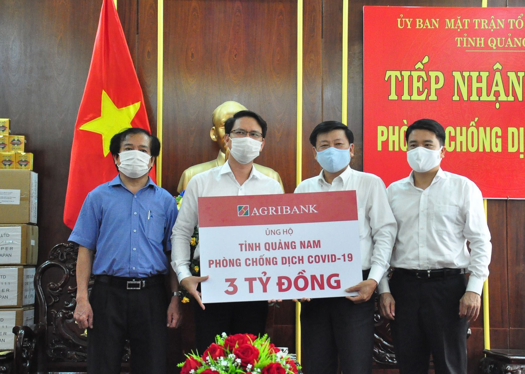 Ngân hàng NN&PTNT Việt Nam trao 3 tỷ đồng ủng hộ Quảng Nam phòng chống dịch bệnh Covid-19. Ảnh: VINH ANH
