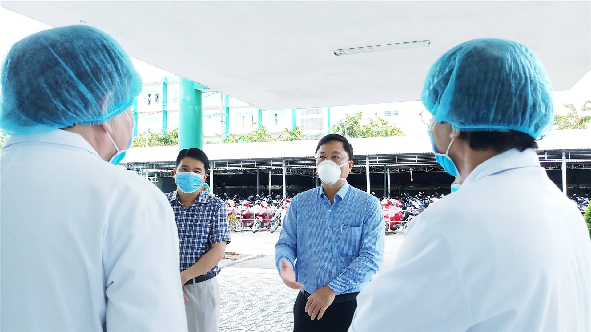 Chủ tịch UBND tỉnh Lê Trí Thanh đề nghị các y, bác sĩ tiếp tục thực hiện nghiêm các quy trình phòng chống dịch bệnh, đảm bảo an toàn trong bệnh viện. Ảnh: A.N