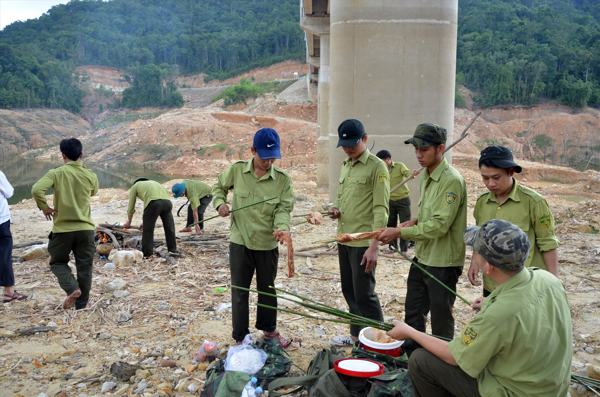 Lực lượng bảo vệ rừng chuyên trách của Ban Quản lý Khu bảo tồn loài và sinh cảnh voi Nông Sơn chuẩn bị bữa ăn trưa khi tuần tra ở lưu vực thủy điện Khe Diên. Ảnh: H.P