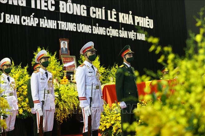 Lực lượng nghi lễ quân đội túc trực trước linh cữu đồng chí Lê Khả Phiêu. Ảnh: Dương Giang/TTXVN