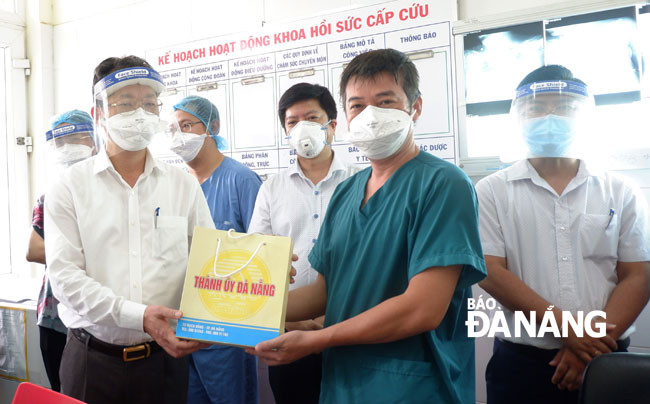 Phó Bí thư Thường trực Nguyễn Văn Quảng tặng quà, ghi nhận, biểu dương tinh thần làm việc trách nhiệm, hiệu quả của đội ngũ y bác sĩ tại 2 Bệnh viện Phổi Đà Nẵng và Bệnh viện dã chiến Hòa Vang trong nỗ lực điều trị bệnh nhân Covid-19. Ảnh: PHAN CHUNG