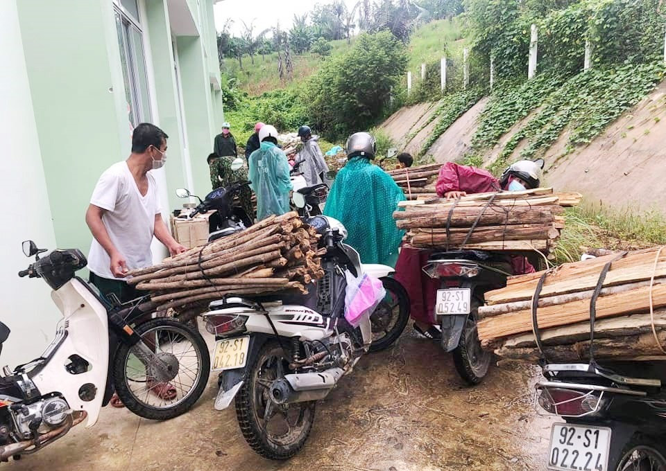 Đoàn viên, thanh niên xã Chà Vàl (huyện Nam Giang) góp củi phục vụ khu cách ly. Ảnh: THẾ ANH