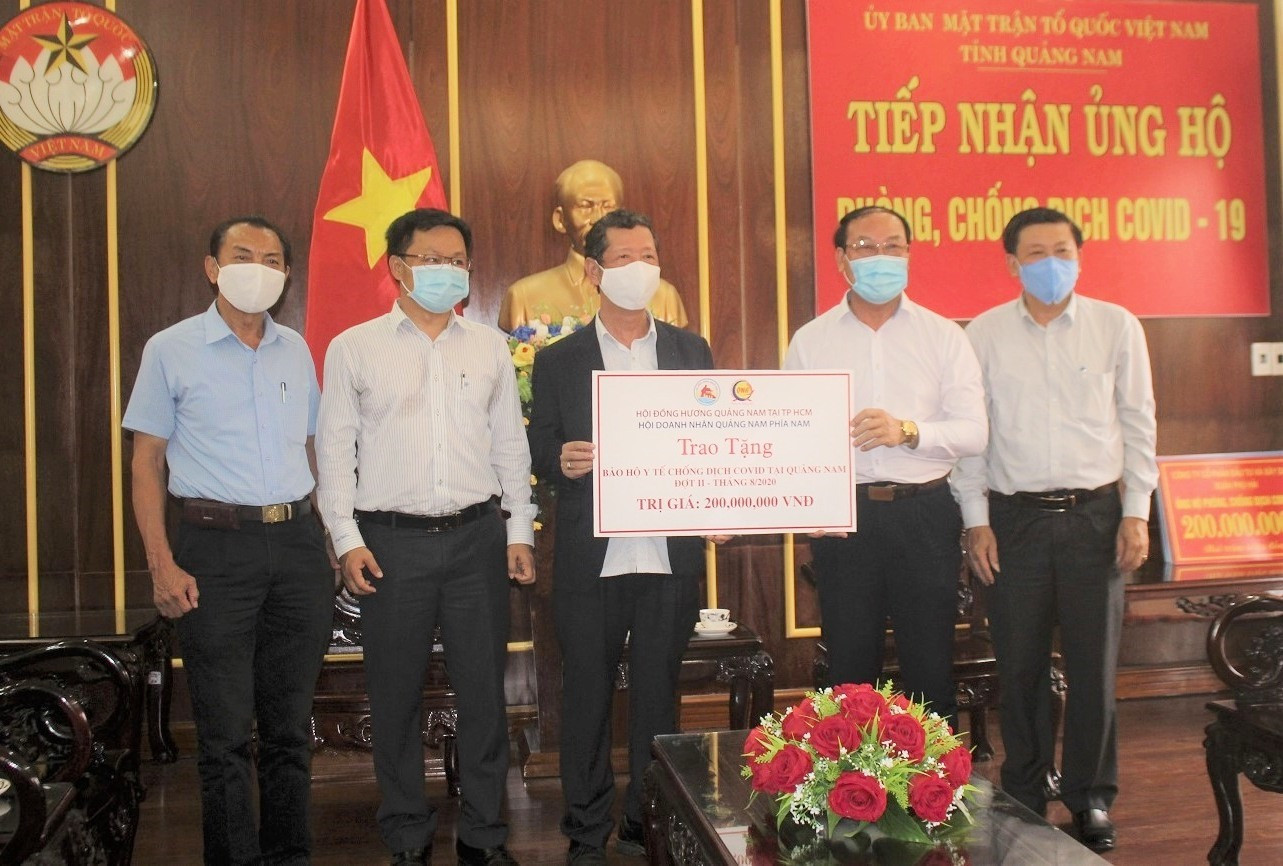 Hội Doanh nhân Quảng Nam phía Nam ủng hộ nguồn vật tư y tế đợt 2 cho Quảng Nam. Ảnh: VINH ANH