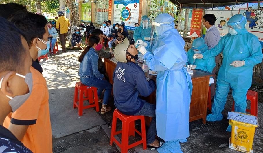 Trung tâm Y tế huyện Tây Giang lấy mẫu bệnh phẩm cho công dân, người lao động từ vùng dịch trở về. Ảnh: H.T