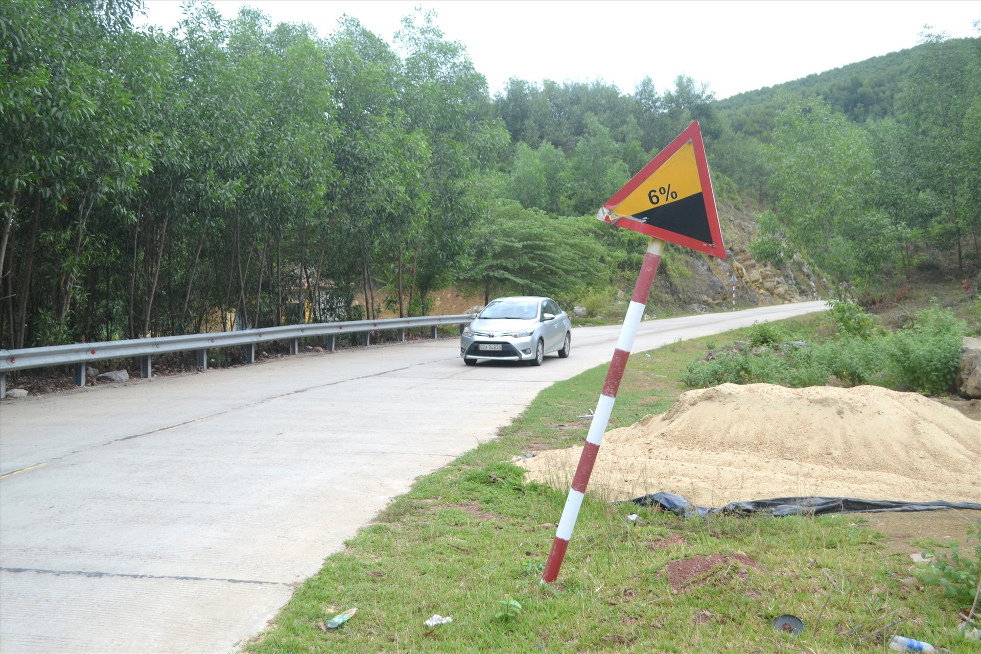 Biển báo trên quốc lộ 14H, đoạn gần đèo Phường Rạnh thuộc xã Quế Trung (Nông Sơn) bị nghiêng. Ảnh: K.K