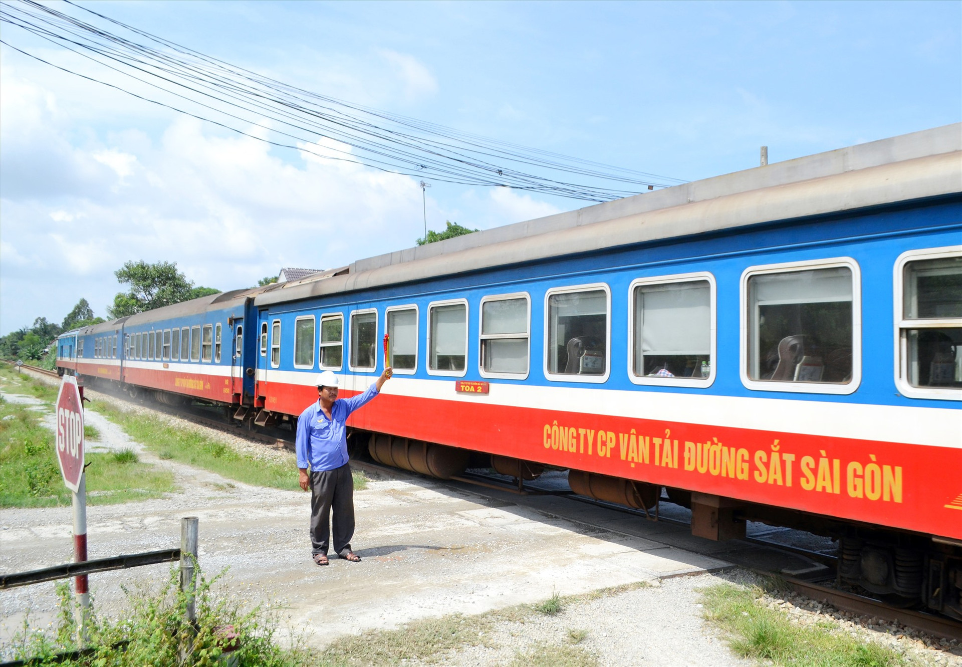 Cử người chốt gác để đảm bảo ATGT đường ngang qua đường sắt tại Núi Thành. Ảnh: T.C.T