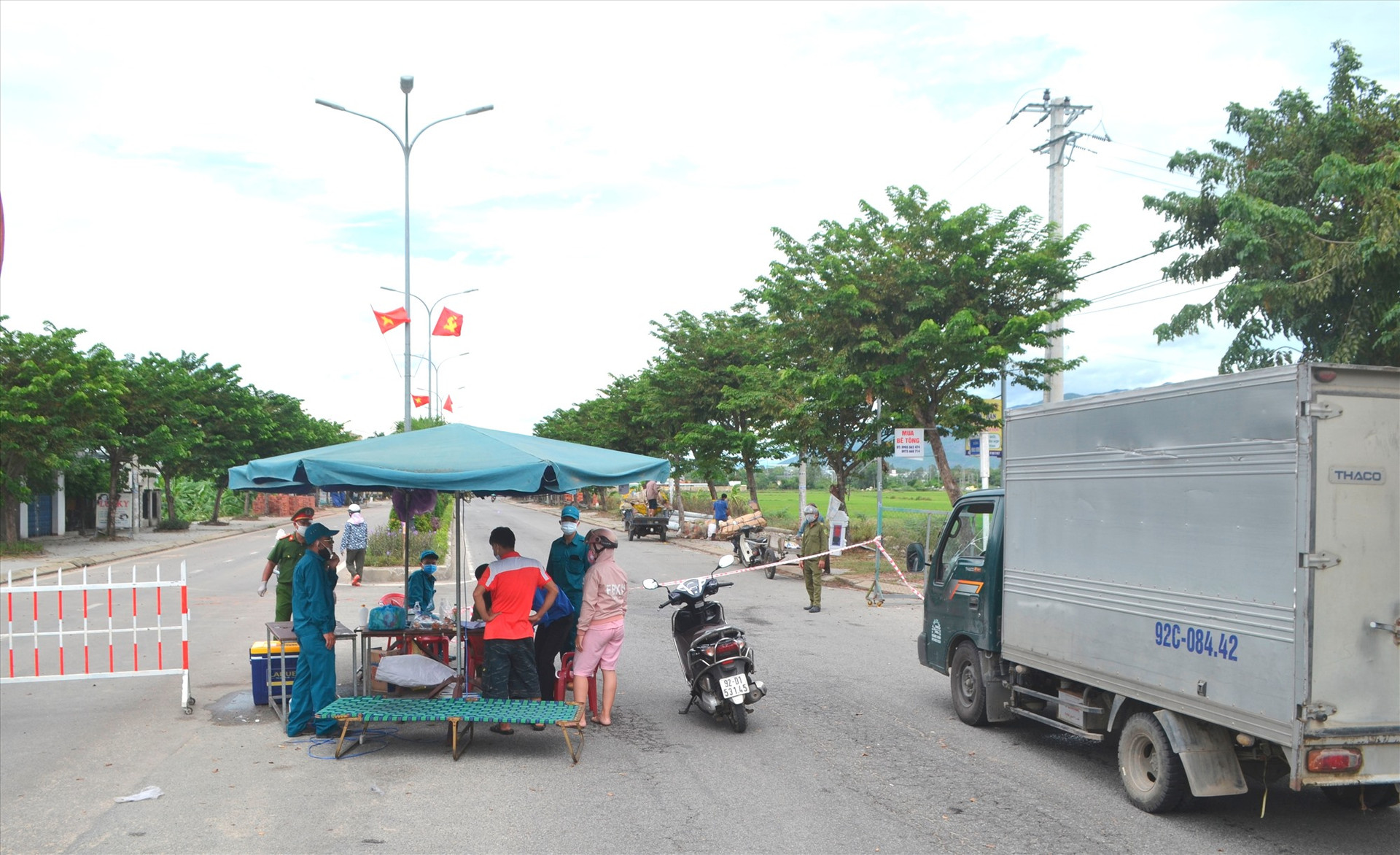 Chốt chặn kiểm soát do xã Điện Hồng thiết lập trên tuyến ĐT609, giáp ranh với huyện Đại Lộc. Ảnh: CT