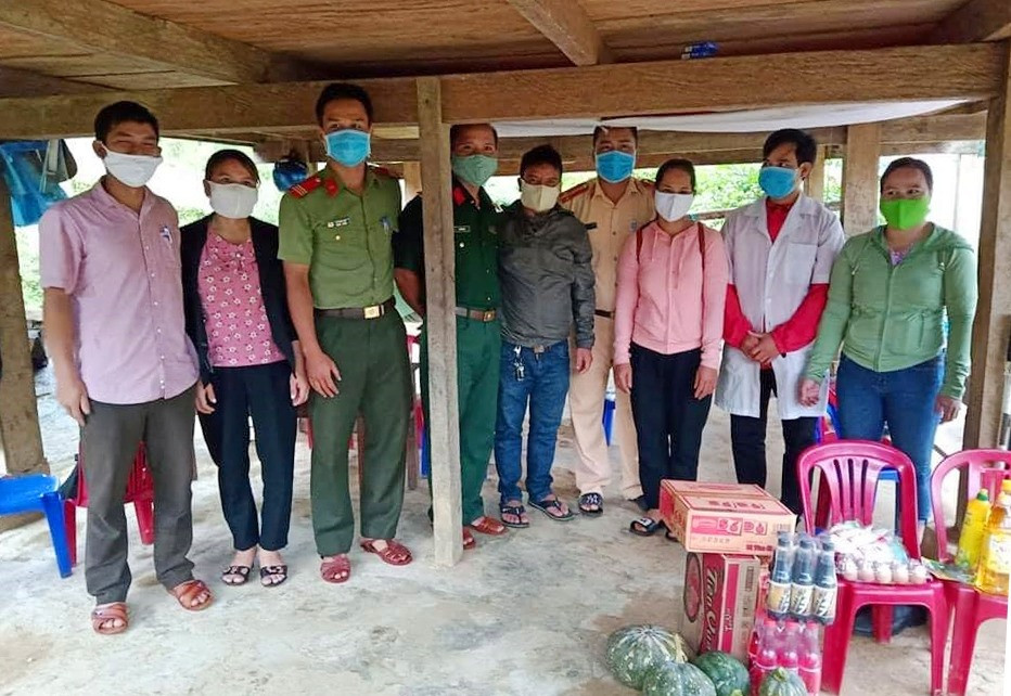 Cán bộ các đoàn thể tham gia tại chốt kiểm soát, đo thân nhiệt tại xã Trà Vân, huyện Nam Trà My.
