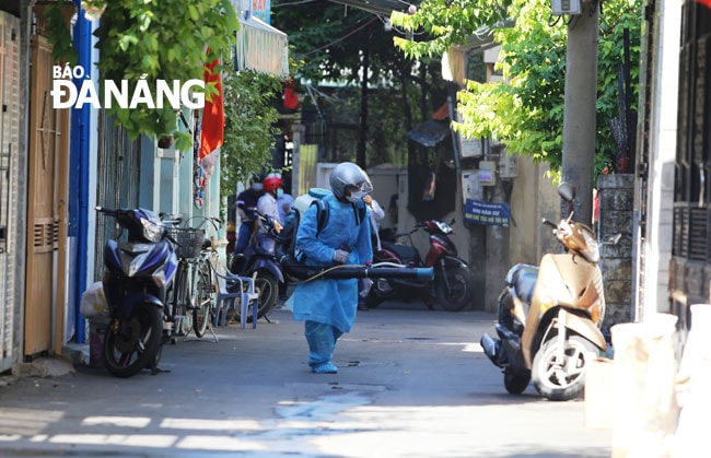 Lãnh đạo thành phố yêu cầu các địa phương tiếp tục thực hiện nghiêm các nhiệm vụ cấp thiết trong phòng, chống dịch. Trong ảnh: Nhân viên y tế phun hóa chất trên địa bàn quận Thanh Khê. Ảnh: PHAN CHUNG