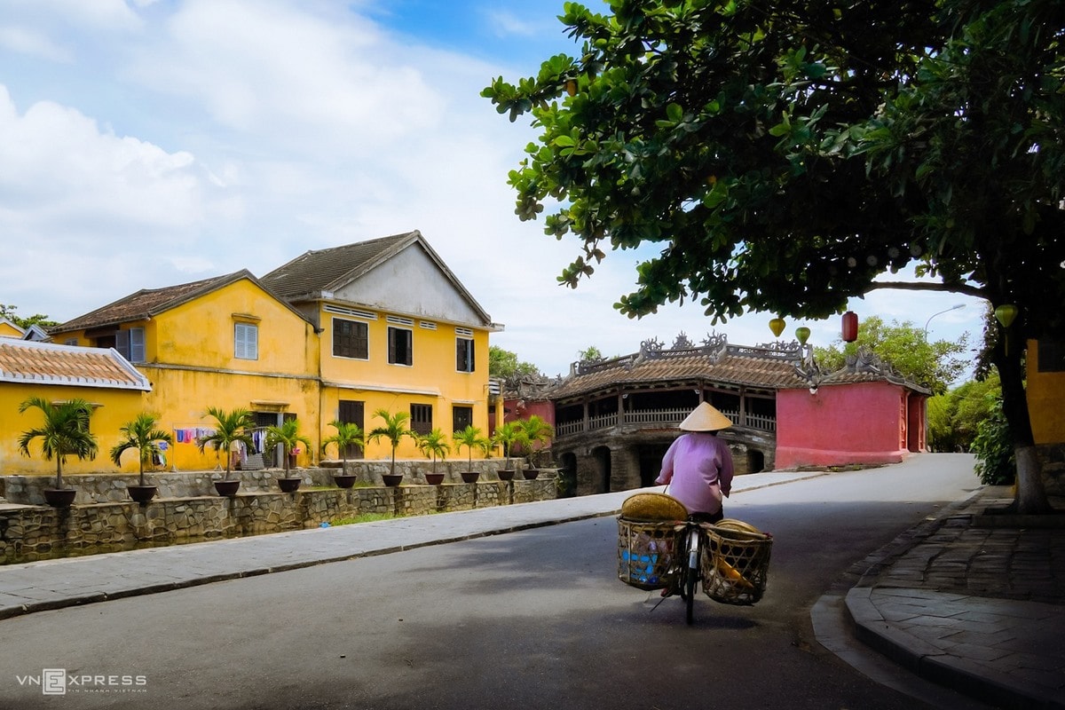 The vendor becomes alone in the area of Japanese bridge, which was always very crowded with the locals and visitors.