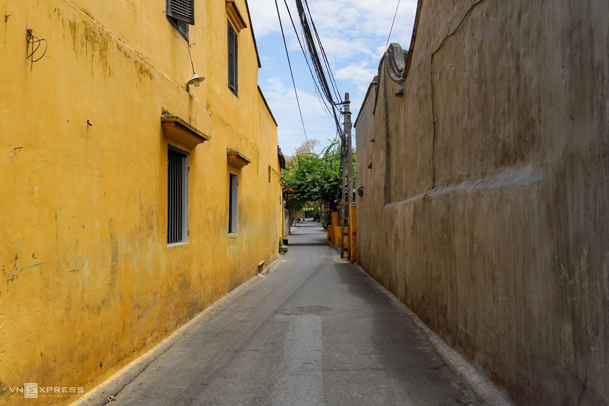 A deserted street