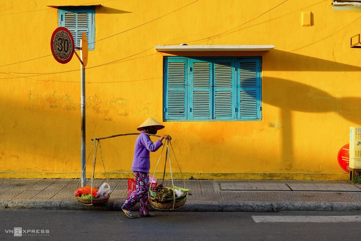 A vendor in Phan Chu Trinh Street