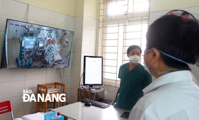 Hiện vẫn còn nhiều bệnh nhân nhiễm Covid-19 có bệnh lý nền nặng được tích cực theo dõi, điều trị tại Bệnh viện Phổi Đà Nẵng. Trong ảnh: Nhân viên y tế theo dõi một bệnh nhân nặng qua hệ thống camera. Ảnh: PHAN CHUNG