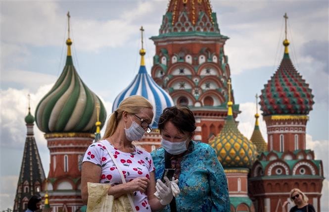 Người dân đeo khẩu trang phòng bệnh ở Moskva, Nga. Ảnh: AFP/TTXVN