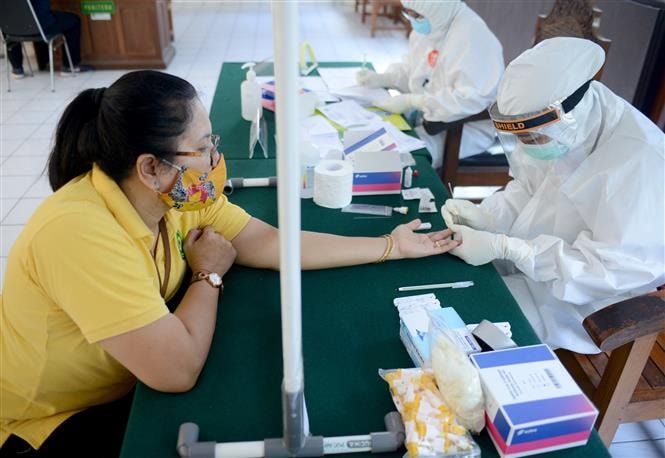 Một điểm xét nghiệm COVID-19 tại Denpasar, trên đảo Bali, Indonesia, ngày 14/8/2020. Ảnh: AFP/TTXVN
