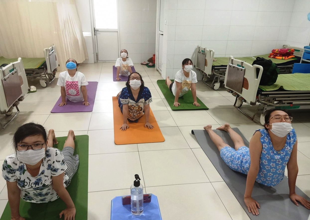 Nhân viên y tế Bệnh viện Đà Nẵng tập yoga tại khu cách ly. Ảnh: HUỲNH HỮU NAM