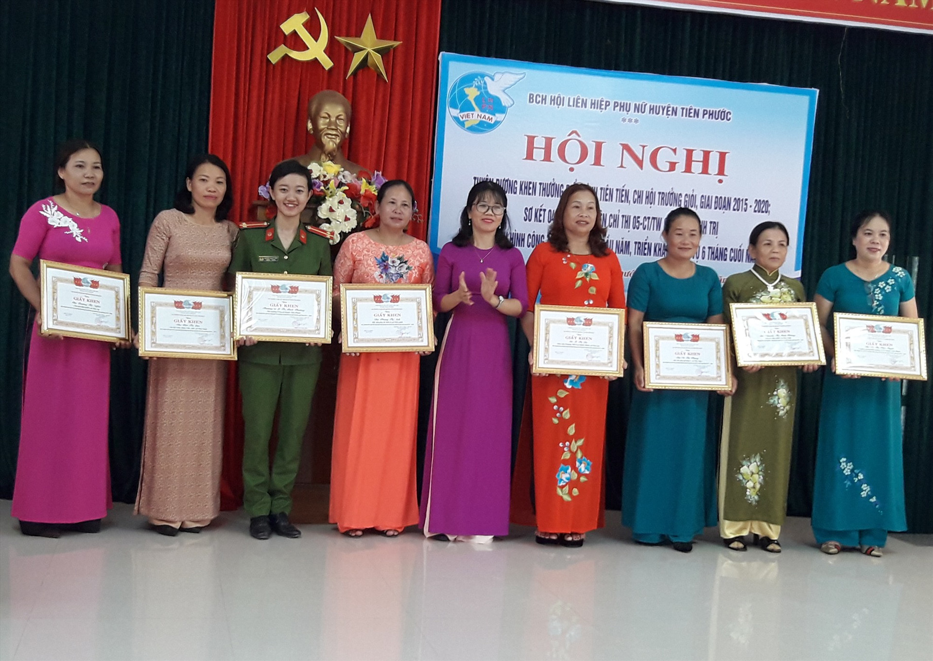 Hội phụ nữ Tiên Phước khen thưởng cho 3 tập thể, 27 cá nhân tiêu biểu trong phong trào thi đua yêu nước giai đoạn 2015 - 2020. Ảnh: P.H
