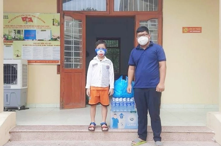 Em Lê Phú Thịnh tặng nước uống, sữa cho lực lượng phòng chống dịch của phường Vĩnh Điện. Ảnh: CTV