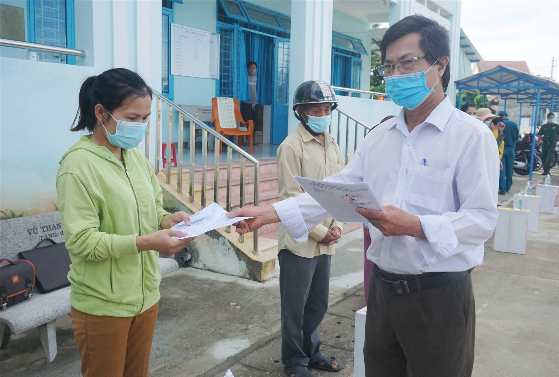 Ban chỉ đạo phòng chống dịch Covid-19 huyện Thăng Bình trao quyết định hoàn thành cách ly y tế tập trung cho công dân tại Trường Tiểu học Lương Thế Vinh. Ảnh: B.T