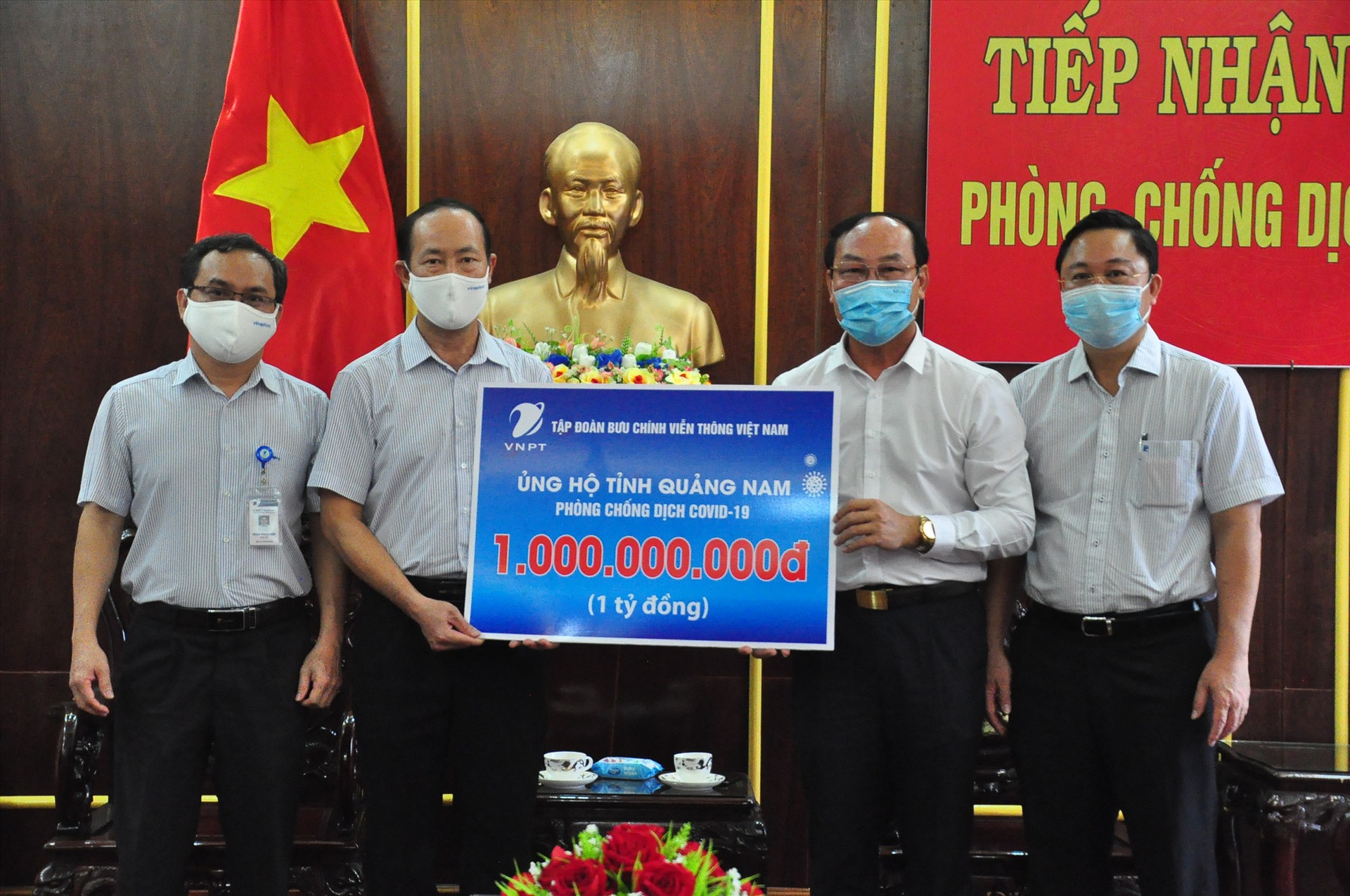 Thừa ủy quyền của Tập đoàn Bưu chính viễn thông Việt Nam, VNPT Quảng Nam trao ủng hộ 1 tỷ đồng cho công tác phòng chống dịch Covid-19. Ảnh: VINH ANH