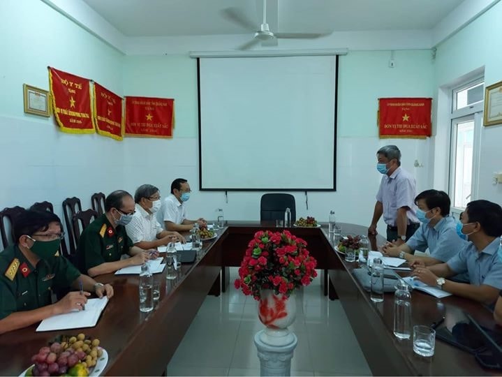 Deputy Minister of Health Nguyen Truong Son at the meeting with the Quang Nam Centre for Disease Control