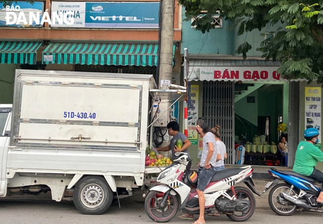 Xe bán trái cây dạo ngoài khu vực chợ Chiều, phường Thọ Quang, quận Sơn Trà chụp chiều 13-8. Ảnh: HUỲNH LÊ
