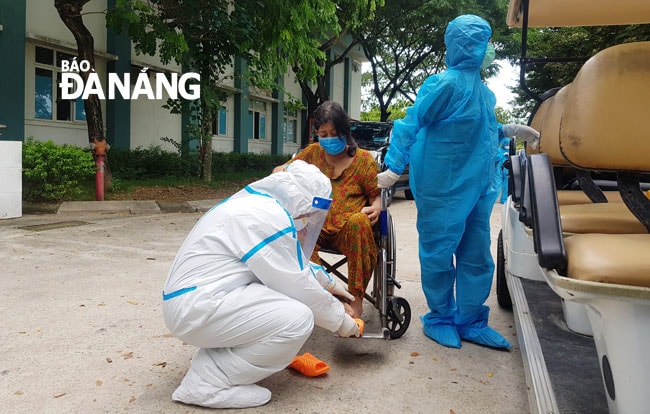 Trong số các bệnh nhân được điều trị khỏi,,có 4 bệnh nhân được chuyển đến cơ sở y tế khác để theo dõi, điều trị các bệnh nền săn. Ảnh: PHAN CHUNG