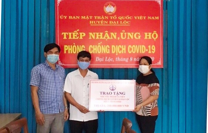 Đại diện Hội đồng hương Đại Lộc tại TP.Hồ Chí Minh trao hỗ trợ đợt 2 cho Ủy ban MTTQ Việt Nam huyện.