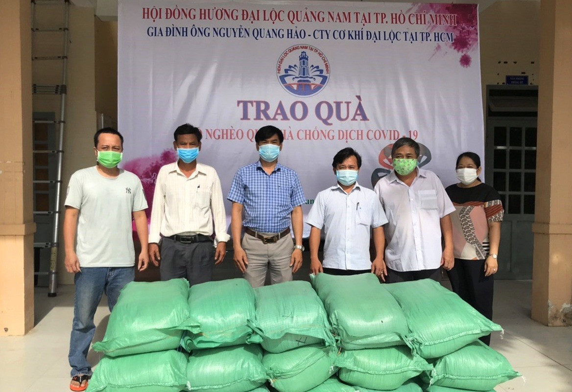 Gia đình ông Nguyễn Quang Hảo (Công ty Cơ khí Đại Lộc tại TP.Hồ Chí Minh) hỗ trợ 6 tấn gạo cho người dân 2 xã Đại An, Đại Hiệp (Đại Lộc). Ảnh: HĐH cung cấp.
