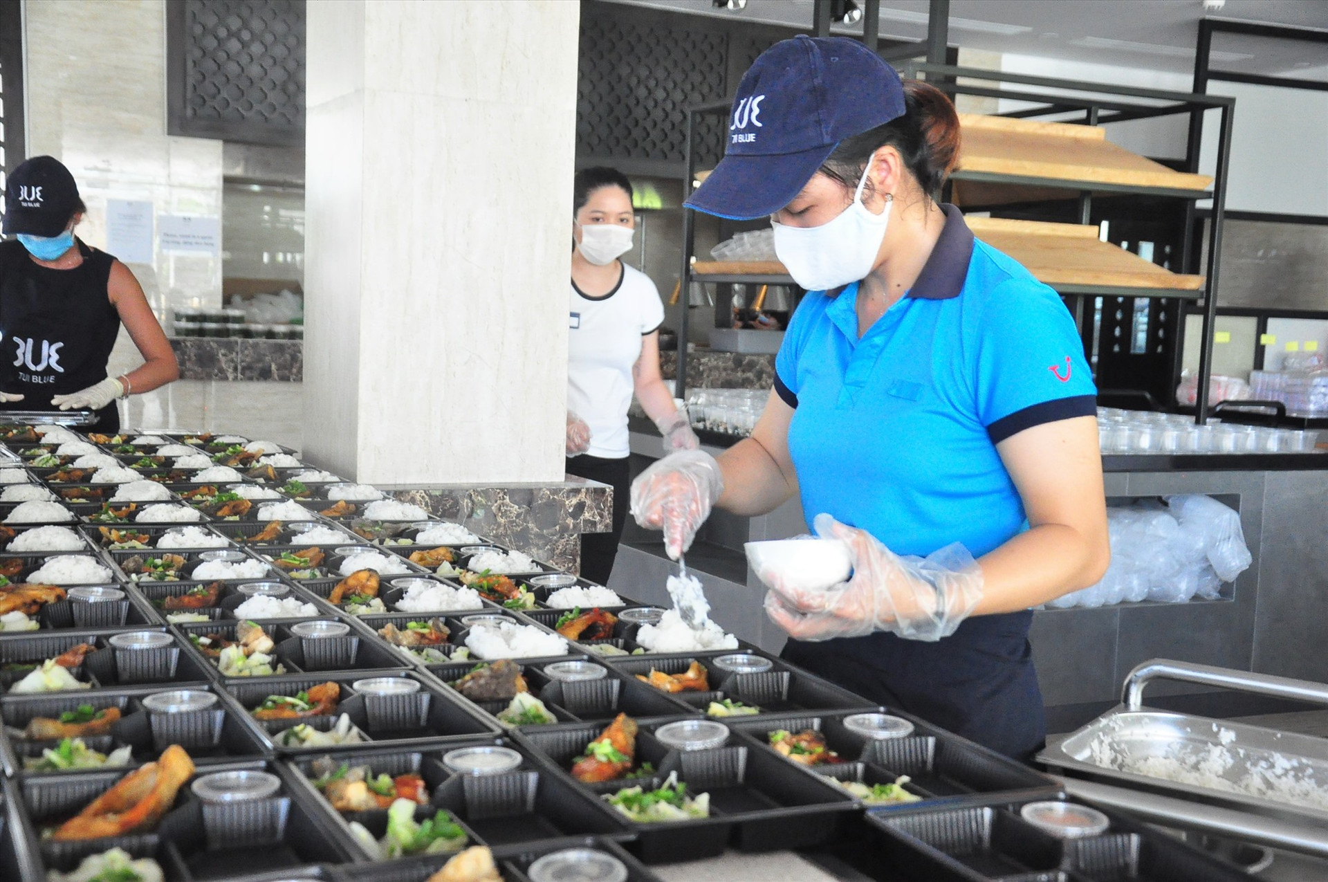 Ngày 18.8, 370 suất ăn đầu tiên sẽ đến với đội ngũ cán bộ, nhân viên y tế 3 đơn vị: Bệnh viện Đa khoa Trung ương Quảng Nam, Trung tâm Kiểm soát bệnh tật Quảng Nam và Trung tâm 115 Quảng Nam.