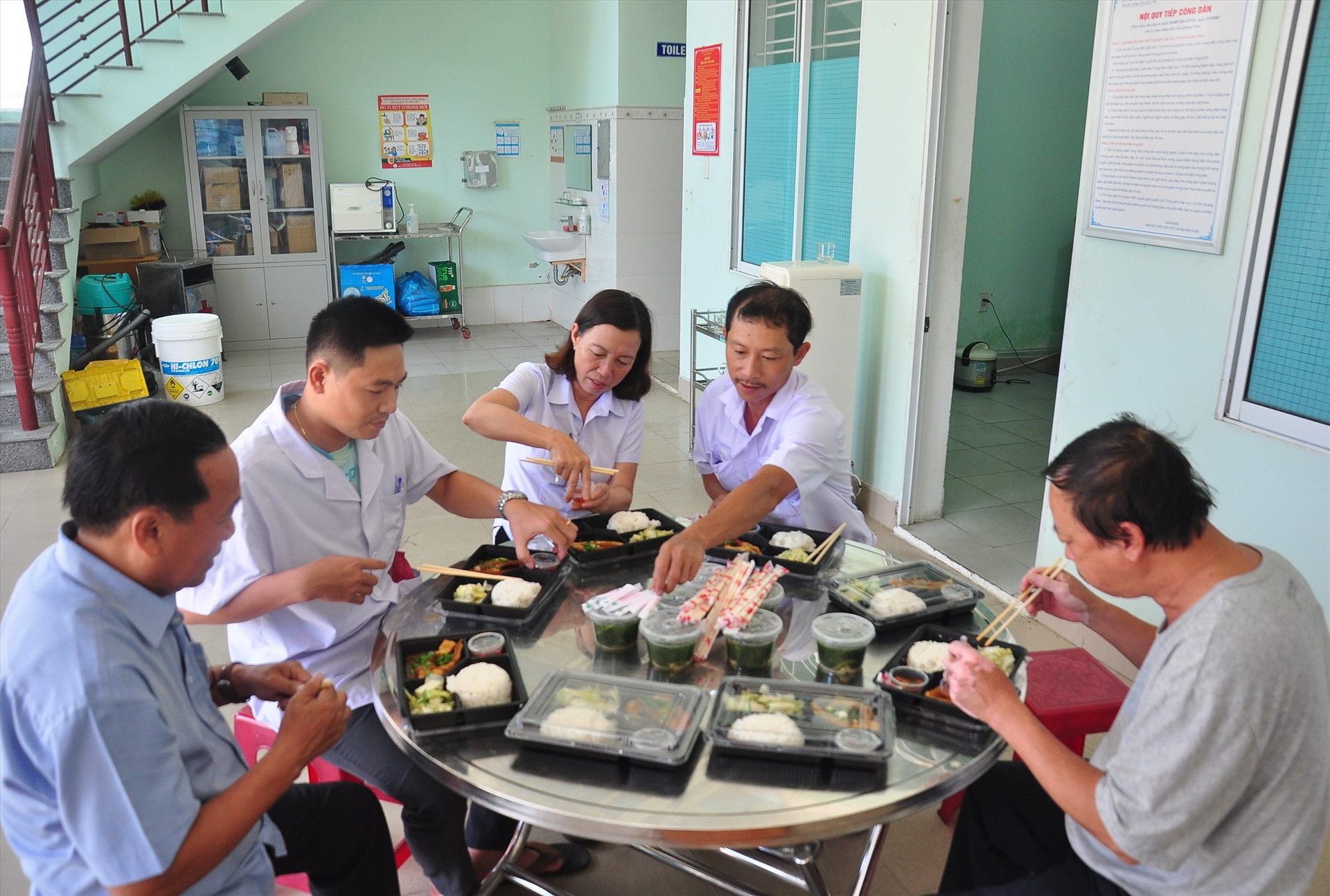 Cán bộ, nhân viên Trung tâm Cấp cứu 115 Quảng Nam vui vẻ dùng bữa trưa do TUI Blue Nam Hội An thực hiện trao tặng. Ảnh: ĐAN KHÔI