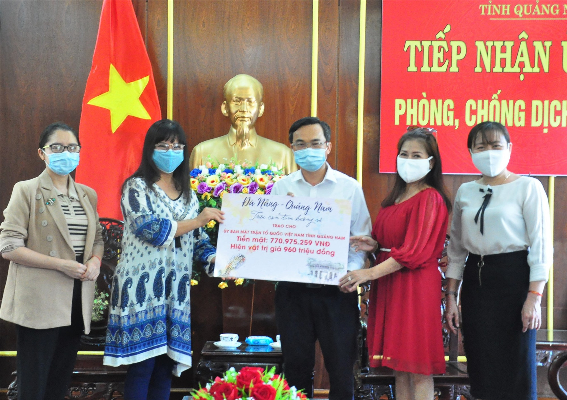 Các ca sĩ, nghệ sĩ tham gia chương trình trao ủng hộ tiền và hiện vật cho Quảng Nam. Ảnh: VINH ANH