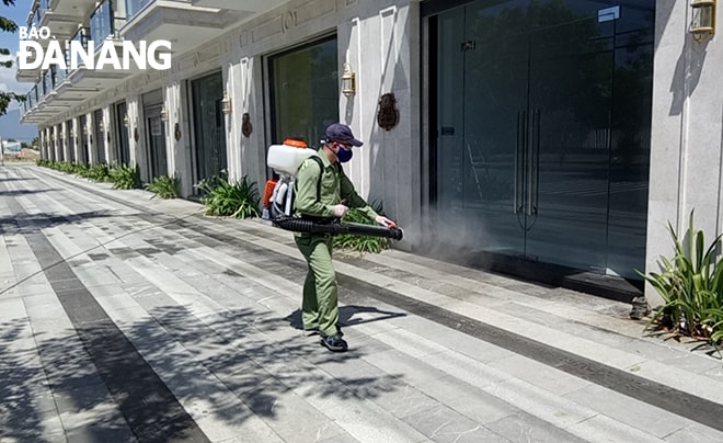 Các công trình thi công trở lại cần thực hiện khủ khuẩn và tuân thủ các quy định về phòng chống Covid-19. Trong ảnh: Công ty Đất Xanh thực hiện khủ khuẩn dự án công trình để phòng chống Covid-19. Ảnh: TRIỆU TÙNG