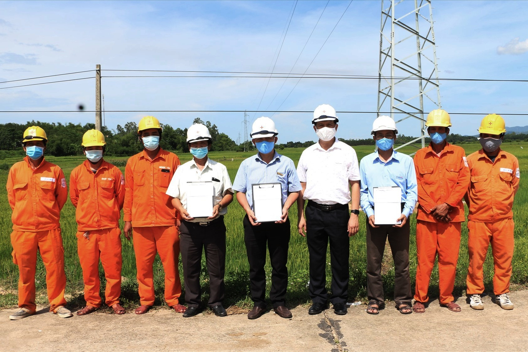 Giám đốc PC Quảng Nam khen thưởng các đơn vị đã đẩy nhanh tiến độ thi công công trình.