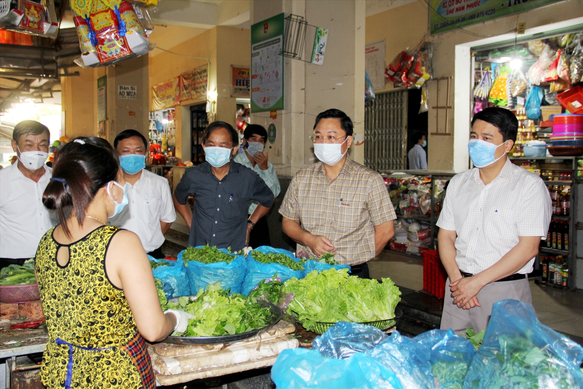 Chủ tịch UBND tỉnh Lê Trí Thanh kiểm tra công tác phòng chống dịch bệnh Covid-19 tại chợ Nam Phước (Duy Xuyên). Ảnh: ALĂNG NGƯỚC