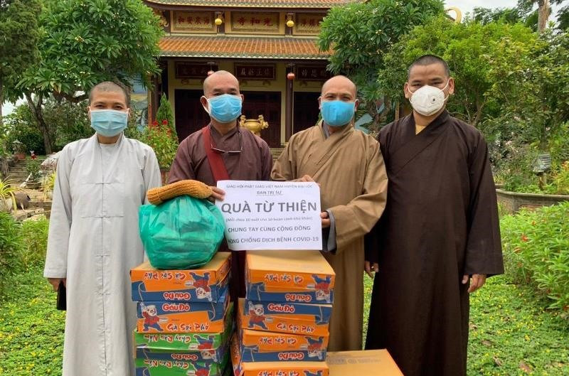 Ban Trị sự giáo Giáo hội Phật giáo Việt Nam huyện Đại Lộc trao quà hỗ trợ người dân địa phương bị ảnh hưởng bởi dịch Covid-19. Ảnh Phật giáo Quảng Nam.