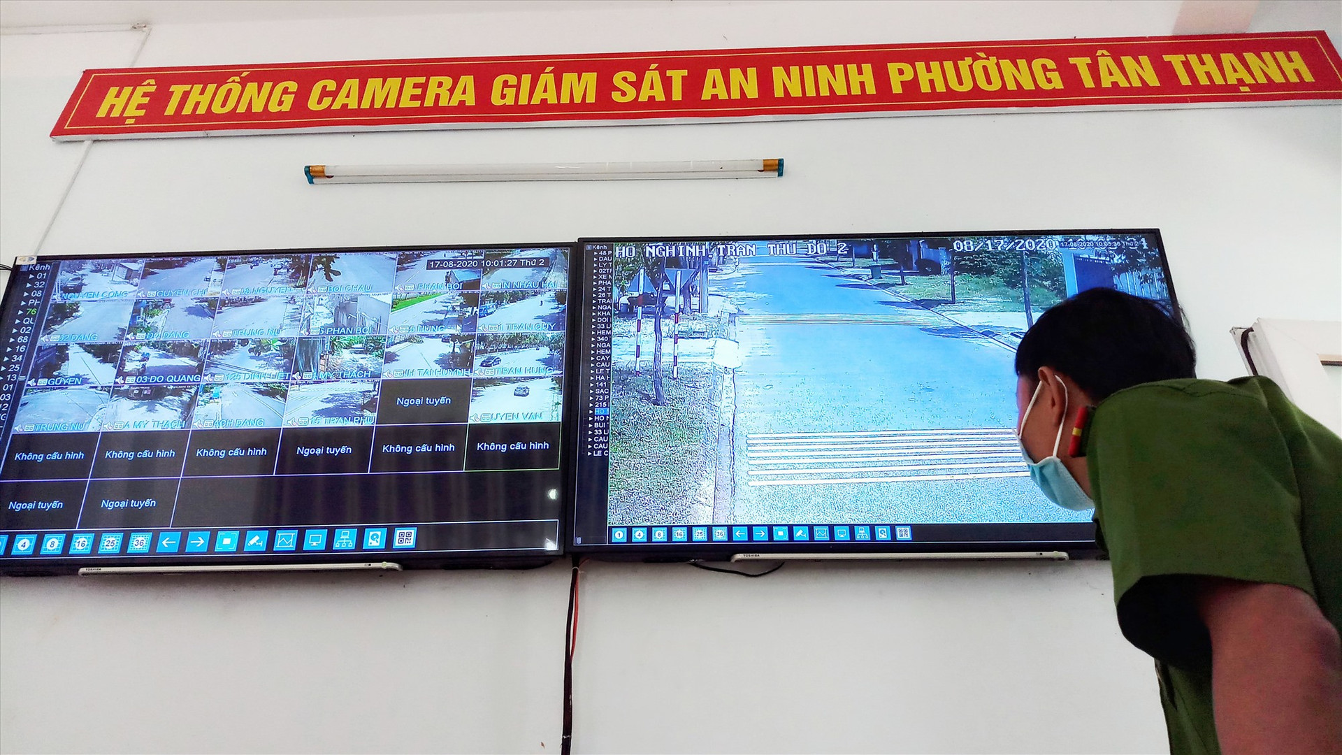 Nhờ hệ thống camera giám sát an ninh, Công an phường Tân Thạnh làm tốt công tác đảm bảo ANTT trên địa bàn. Ảnh: ALĂNG NGƯỚC