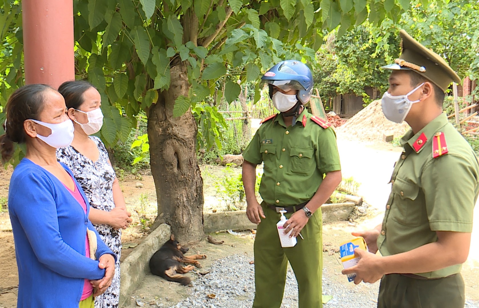 Công an huyện Nam Giang tuyên truyền phòng chống dịch bệnh Covid-19. Ảnh: T.SỸ