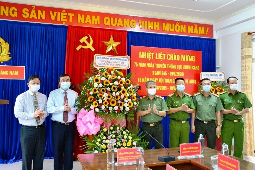 Đồng chí Phan Việt Cường, Bí thư Tỉnh ủy Quảng Nam tặng hoa chúc mừng Công an Quảng Nam nhân Ngày truyền thống lực lượng CAND