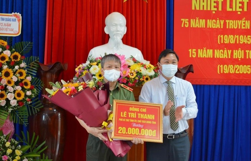 Đồng chí Lê Trí Thanh – Chủ tịch UBND tỉnh thưởng nóng 20 triệu đồng cho Công an Quảng Nam về thành tích xuất sắc trong đợt cao điểm tấn công trấn áp tội phạm
