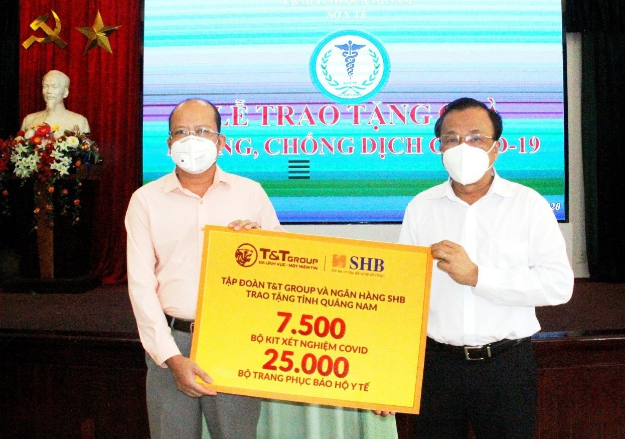Đại diện Ngân hàng SHB chi nhánh Quảng Nam trao ủng hộ vật phẩm y tế và đồ bảo hộ cho Sở Y tế. Ảnh: V.A