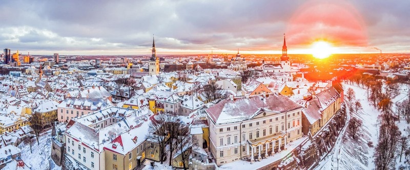 Estonia: là quốc gia Bắc Âu nhỏ bé tiếp giáp với Nga, Latvia và Phần Lan nổi tiếng với khung cảnh thơ mộng, cổ kính. Khi Christopher Nolan cùng ekip làm phim của TENET ghé thủ phủ Tallinn xinh đẹp vào tháng 6 năm 2019, cả thành phố cổ đã có một dịp “tưng bừng”