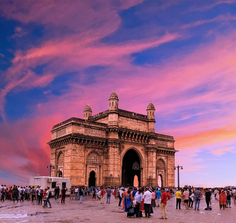 Cũng tại Mumbai, Christopher Nolan đã tập hợp đến 40 chiếc thuyền trước Cổng Ấn Độ (Gateway of India) – một công trình kiến trúc đồ sộ nằm ở cảng Apollo Bunder dọc theo bờ biển phía nam thành phố. Theo một số tờ báo địa phương, đoàn làm phim từng ngăn chặn một nam thanh niên có ý định nhảy lầu tự tử từ khách sạn Taj Hotel. Anh này nhảy trúng vào... phim trường và được giữ lại nhờ trang thiết bị, sau đó đã được cảnh sát đưa đi an toàn.