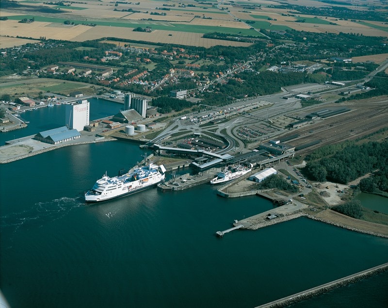 Nysted Wind Farm nằm gần Lolland – hòn đảo lớn thứ 4 của Đan Mạch đem đến cảm giác như lạc vào một hành tinh khác với những turbine gió khổng lồ trên mặt biển. Ngoài ra, thị trấn Rødbyhavn của Lolland cũng sẽ góp mặt trong một số cảnh quay của TENET.