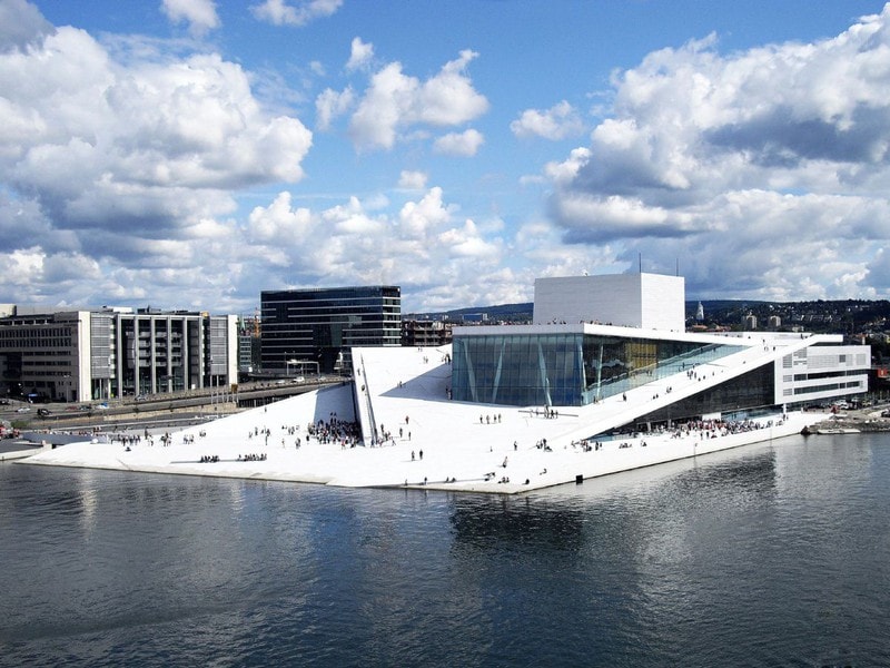 Đặc biệt, nhà hát opera Oslo được xây dựng bằng đá cẩm thạch và kính đồ sộ với sườn dốc trắng thoai thoải gợi liên tưởng đến một tảng băng trôi lấp lánh.